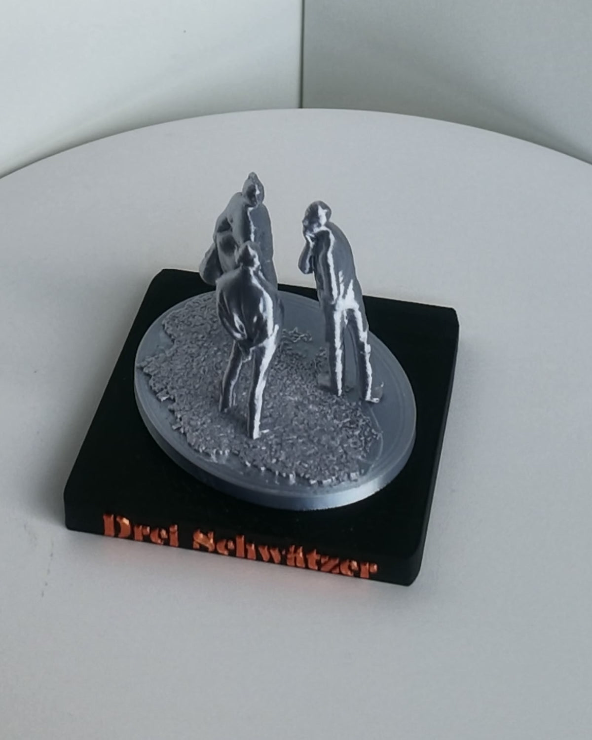 Drei Schwätzer Gießen – Deko-Figur, Frontansicht mit Schriftzug