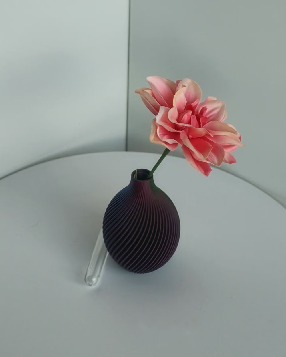 Kugel Buddy Vase Blau-Lila-Rot-Gold dreht sich – changierender Schimmer mit rosa Blüte