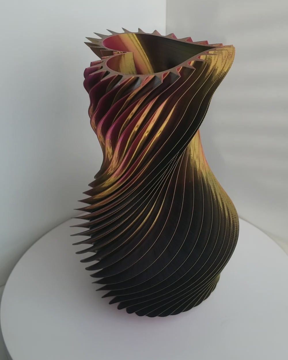 SpiralLove Twist-Vase – 360°-Drehung, Vier-Farben-Silk Schwarz-Grau-Rot-Gelb