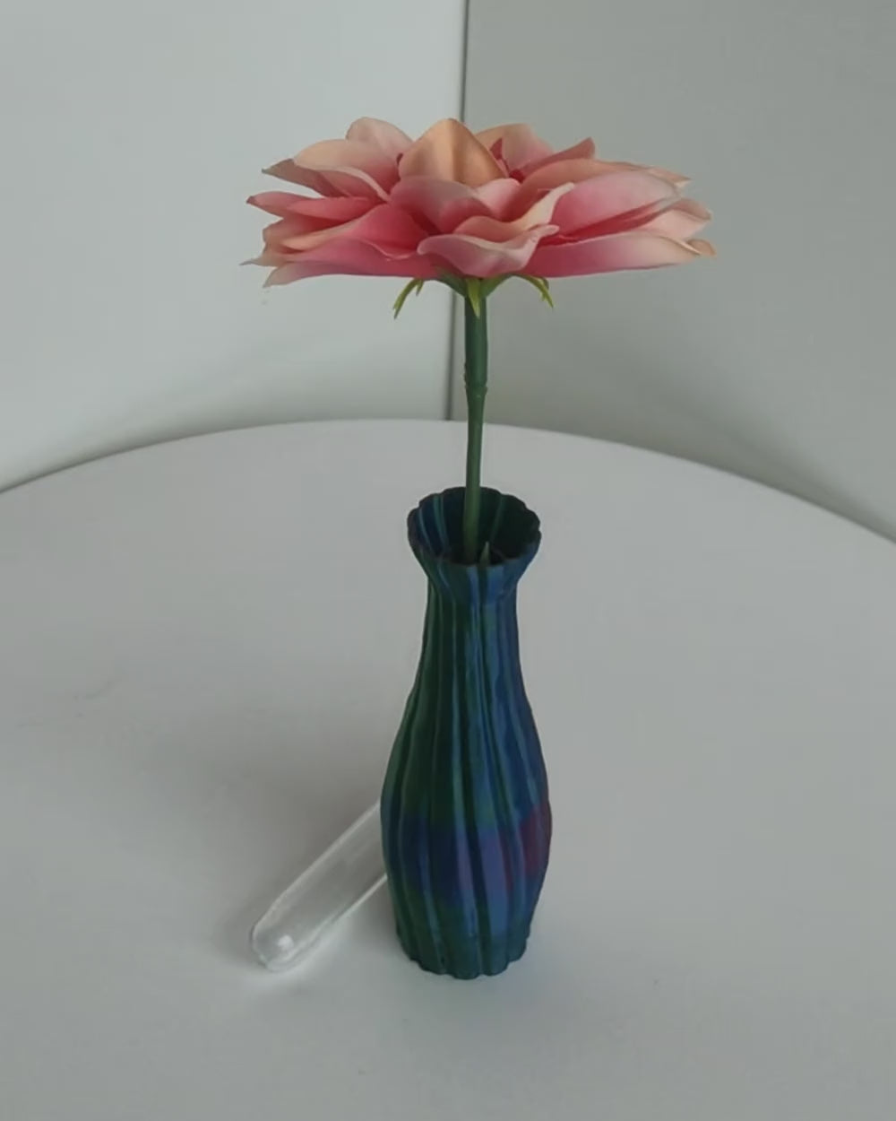 Schlanke Bud-Vase Blau-Lila-Rot-Gold, 360-Grad-Drehung